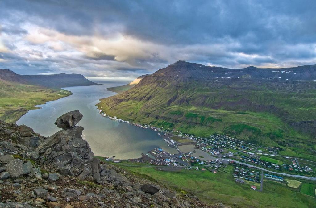 z powietrza widok na rzekę z miastem i góry w obiekcie Túngata apartment w mieście Seyðisfjörður