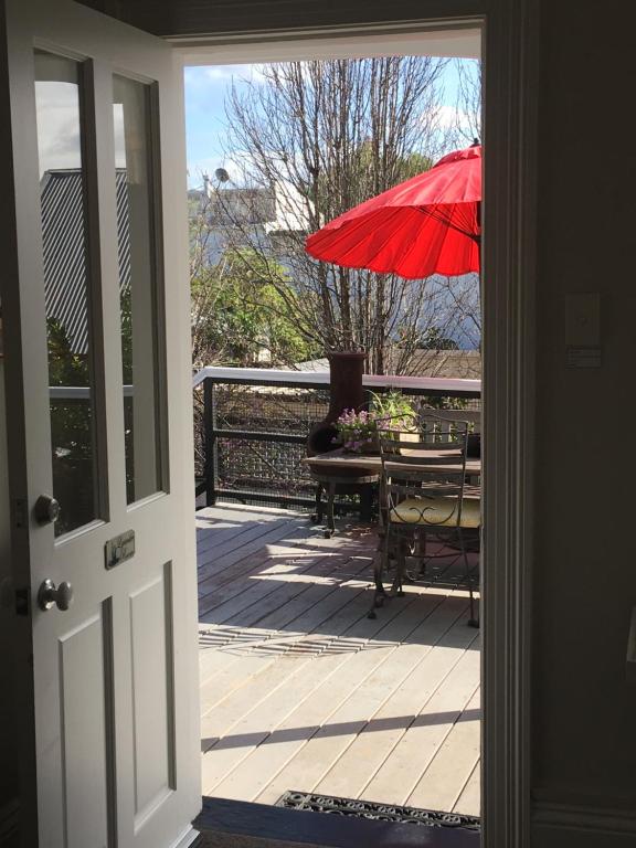 Captains Retreat Apartments and Cottages - Lysander Room (ensuite)