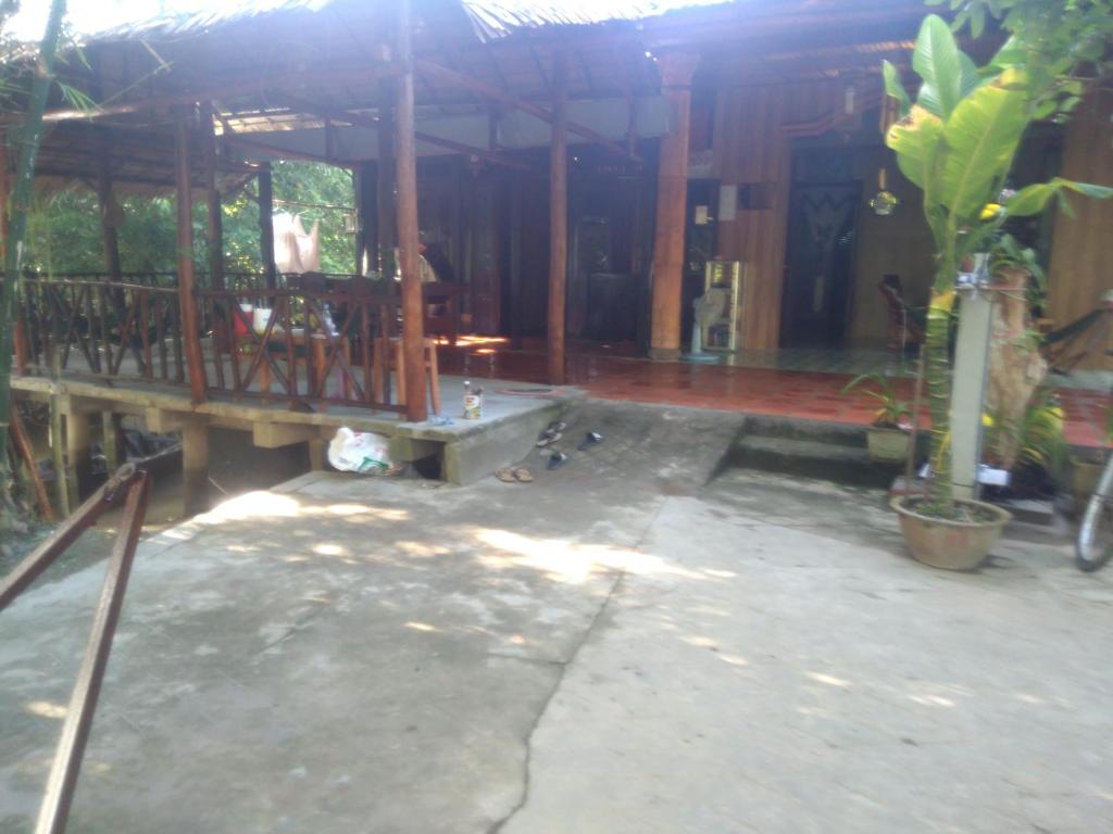 een uitzicht op een huis met een bad bij Homestay Ngoc Sang in Vĩnh Long