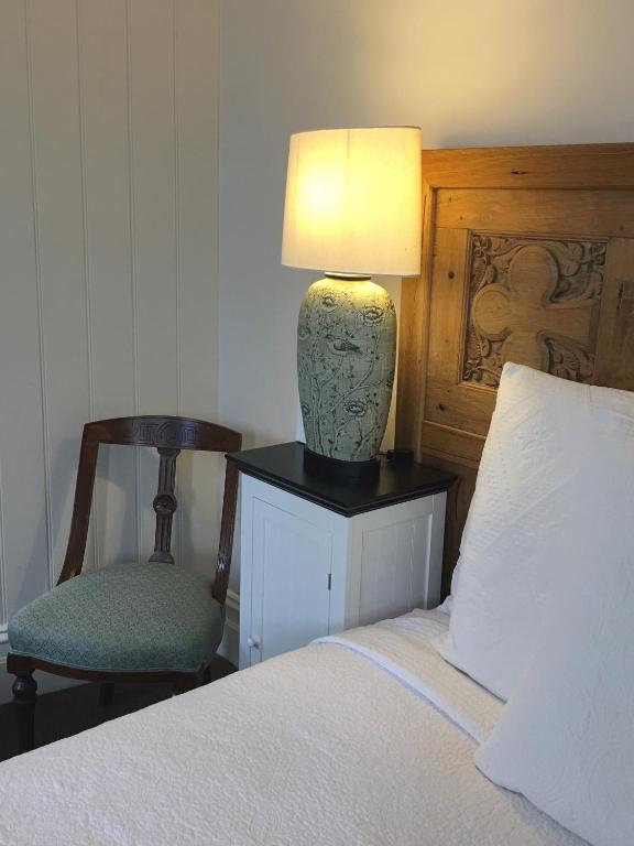 Captains Retreat Apartments and Cottages - Nelson Room (ensuite)