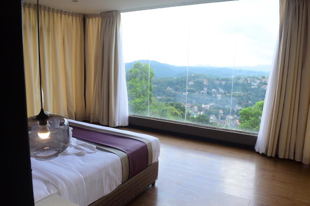 Postel nebo postele na pokoji v ubytování W Residence Kandy