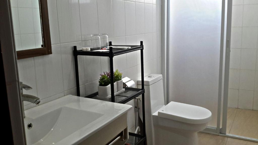 Koupelna v ubytování Belian Hotel