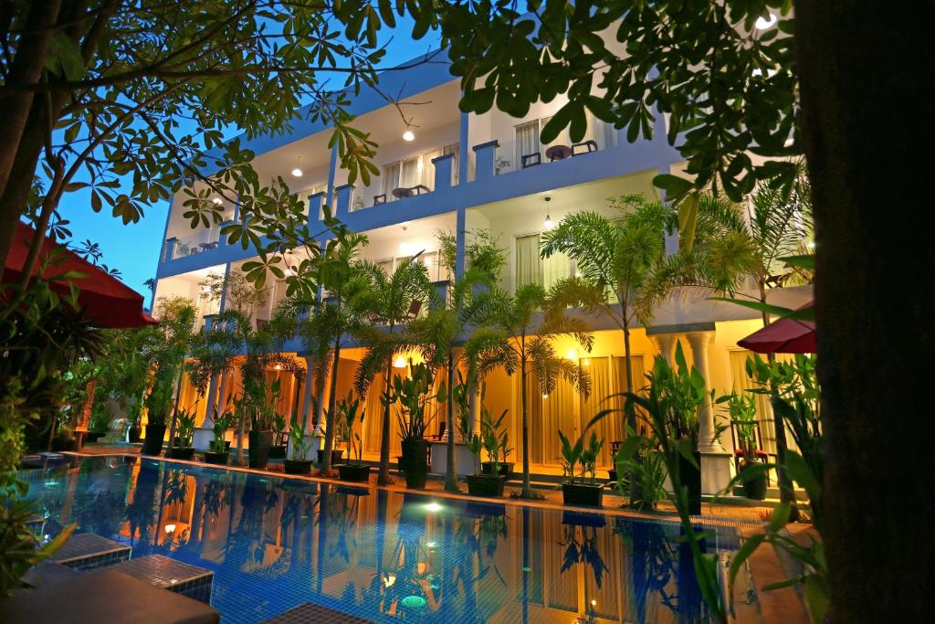 Baseinas apgyvendinimo įstaigoje Angkor Sweet Night Hotel arba netoliese