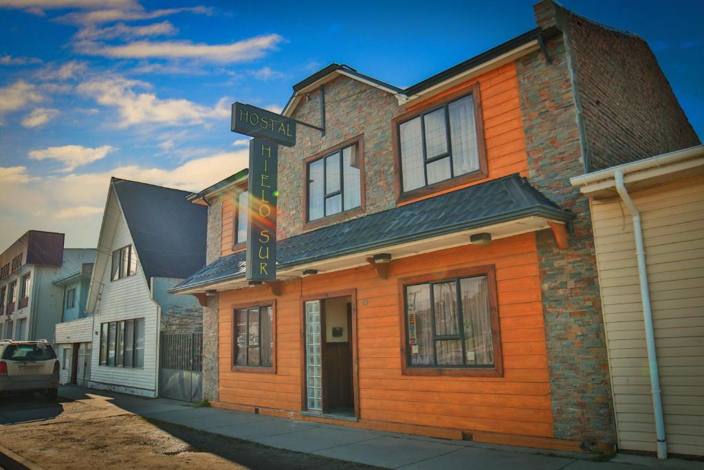 una casa con un letrero de la calle delante de ella en Hostal Hielo Sur en Punta Arenas