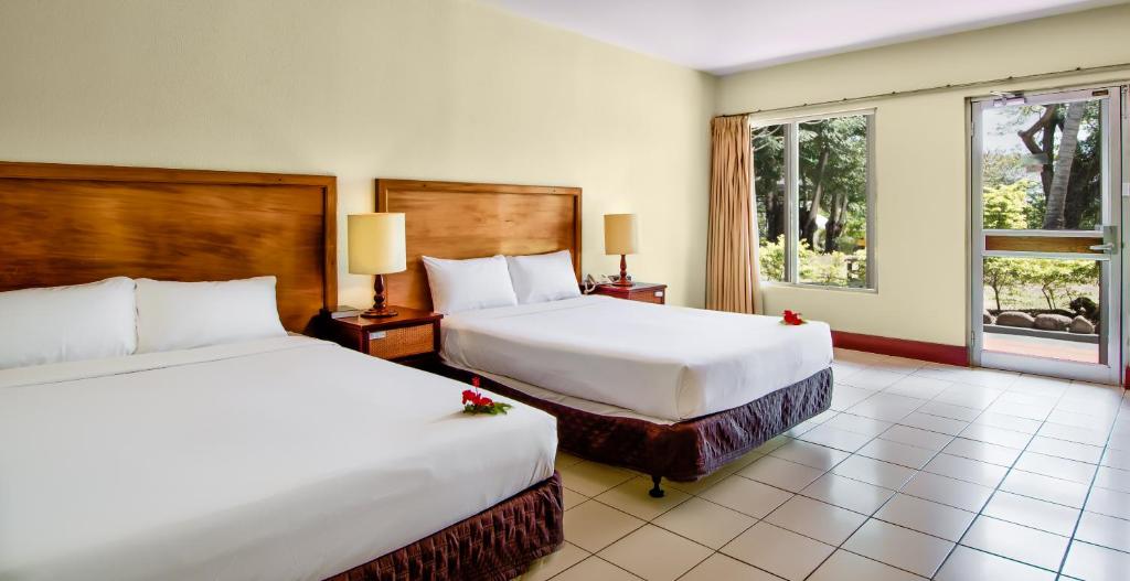 Rúm í herbergi á Tanoa Skylodge Hotel