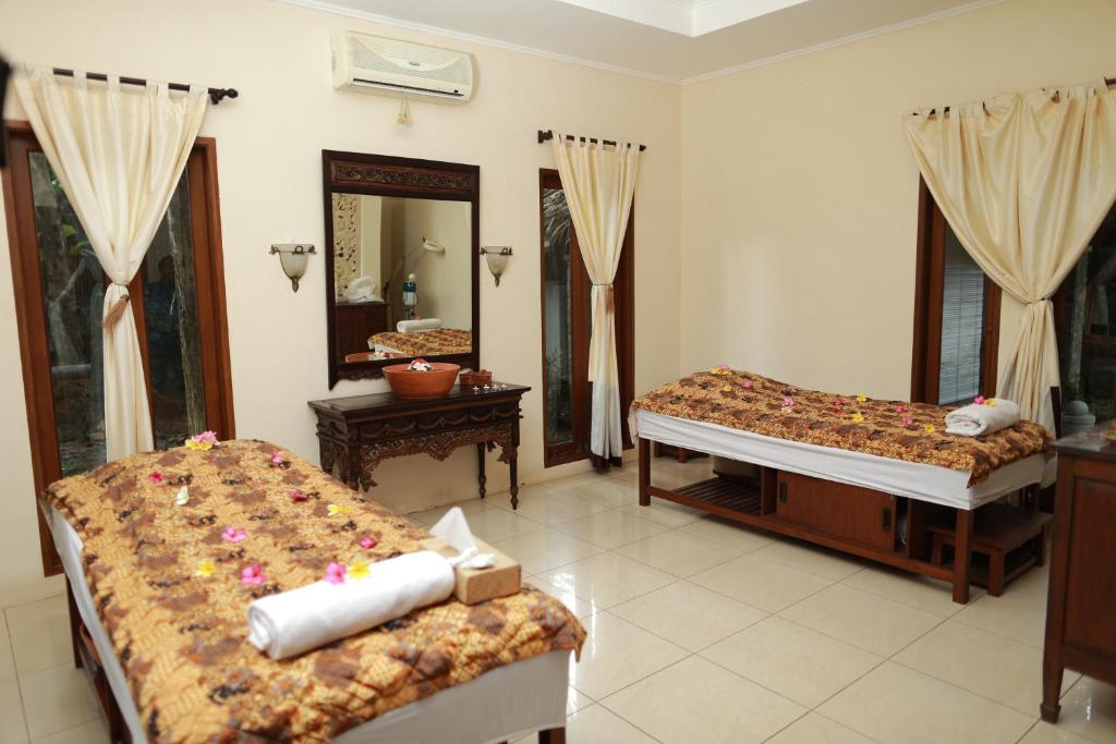 Postel nebo postele na pokoji v ubytování Sanghyang Indah Spa Resort