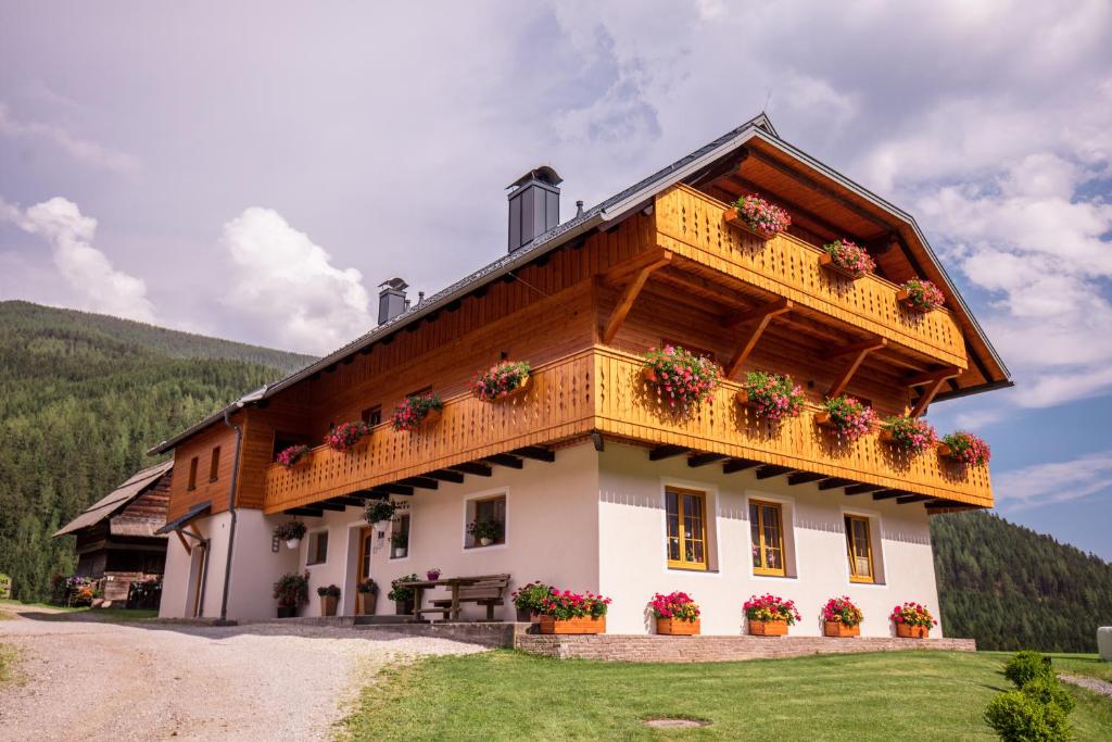 ein Haus mit einem Balkon und Blumen darauf in der Unterkunft Der Hoferbauer in Bad Kleinkirchheim