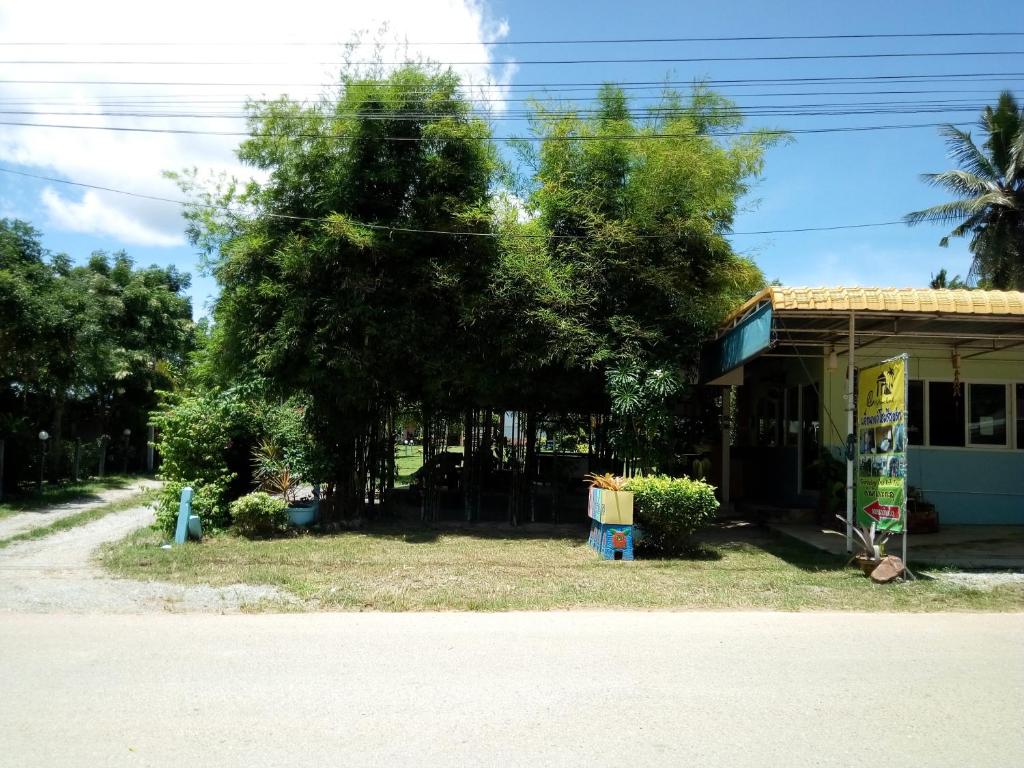 Zahrada ubytování AtMyHomeStay Bangsaphan