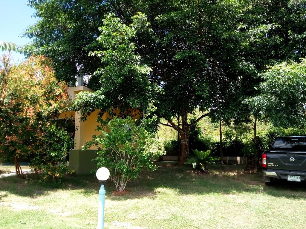 Zahrada ubytování AtMyHomeStay Bangsaphan