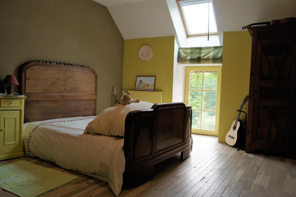 Un dormitorio con una cama con un osito de peluche. en La Houblonniere, en Beire-le-Châtel