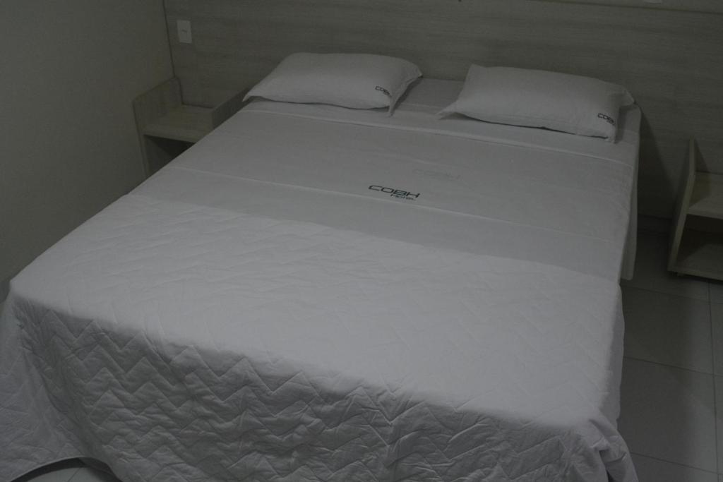 Postel nebo postele na pokoji v ubytování COBH Hotel