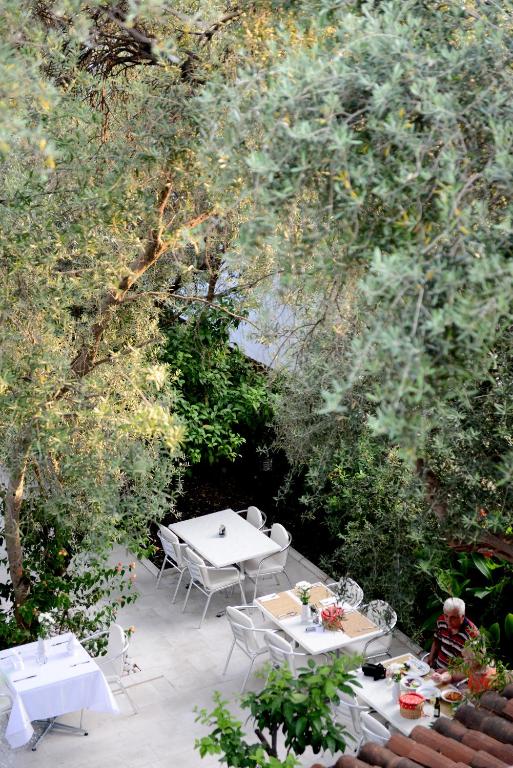 Un jardín fuera de Hotel Sanja former Oliva