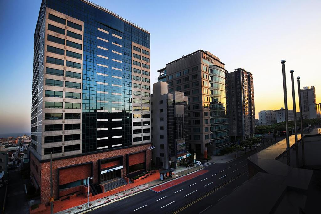 vistas a una ciudad con edificios altos en Best Western Jeju Hotel, en Jeju