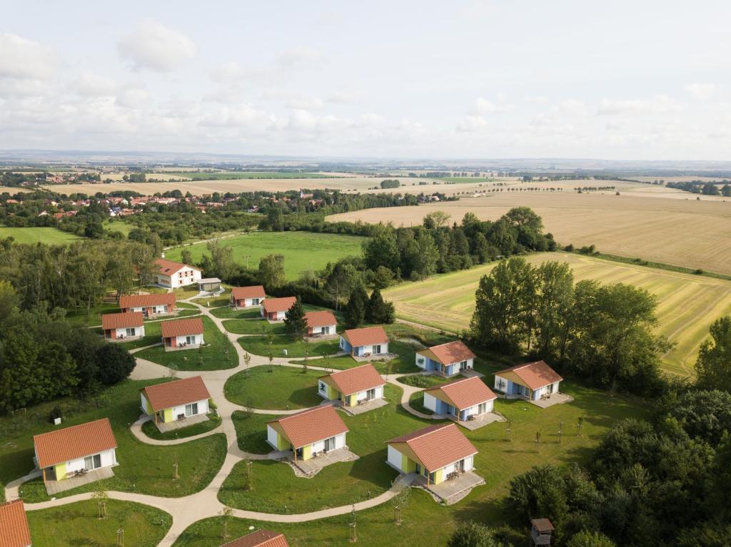 Weberstedt的住宿－WaldResort，享有村庄的空中景致,设有房屋