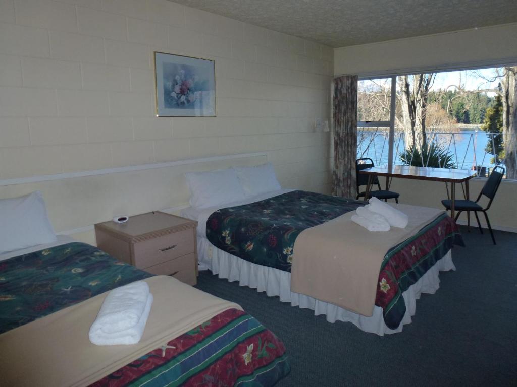 Postel nebo postele na pokoji v ubytování Lakeside Motel