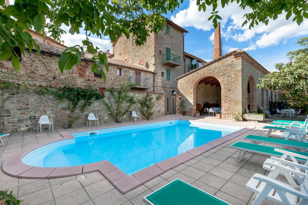 an outdoor swimming pool in front of a building at Ca' De' Principi - Residenza D'epoca in Piegaro