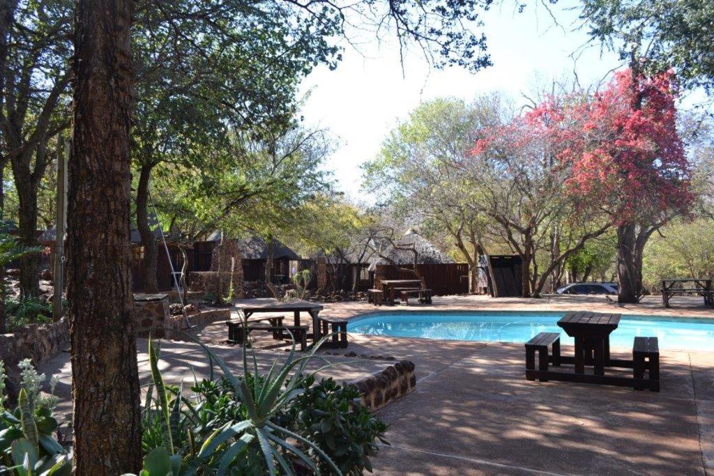 Peldbaseins naktsmītnē ThabaNkwe Bushveld Inn vai tās tuvumā