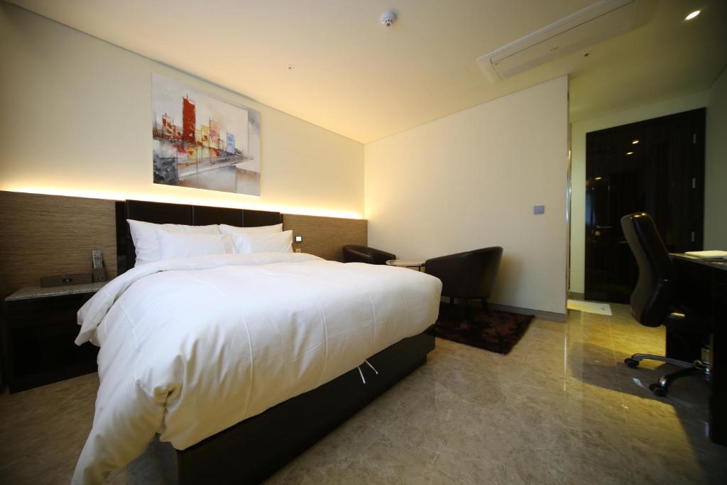 Postel nebo postele na pokoji v ubytování First Hotel
