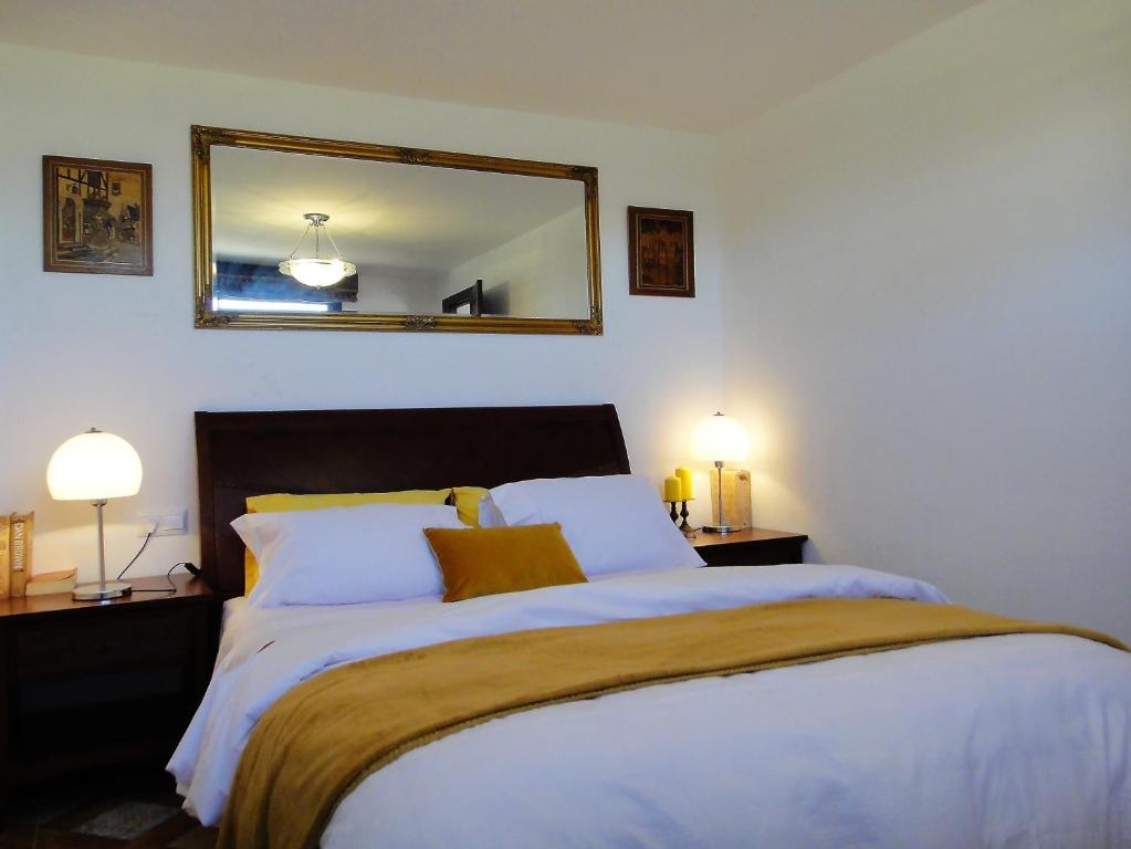 アロラにあるCasa Serenityのベッドルーム(大型ベッド1台、鏡付)