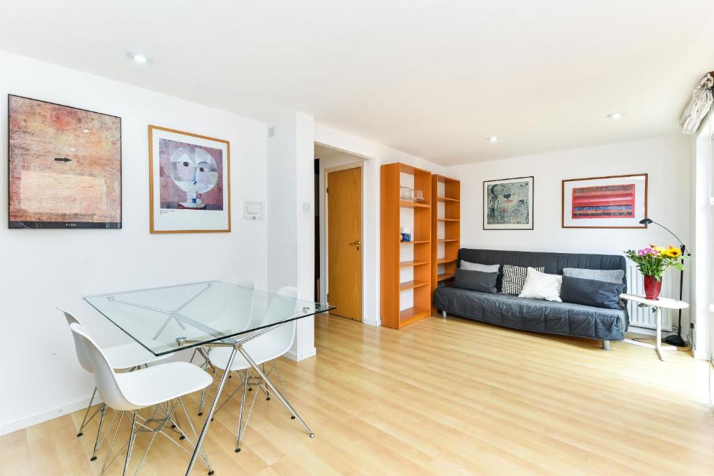 Modern 4 bedroom terraced house by the Thames!