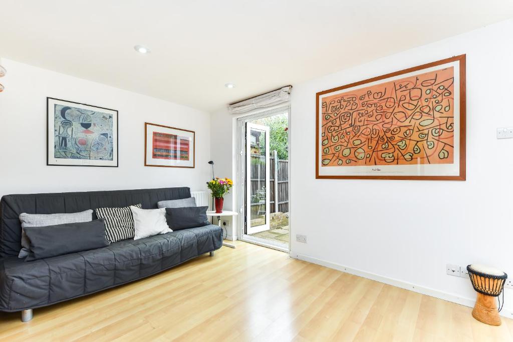 Modern 4 bedroom terraced house by the Thames!