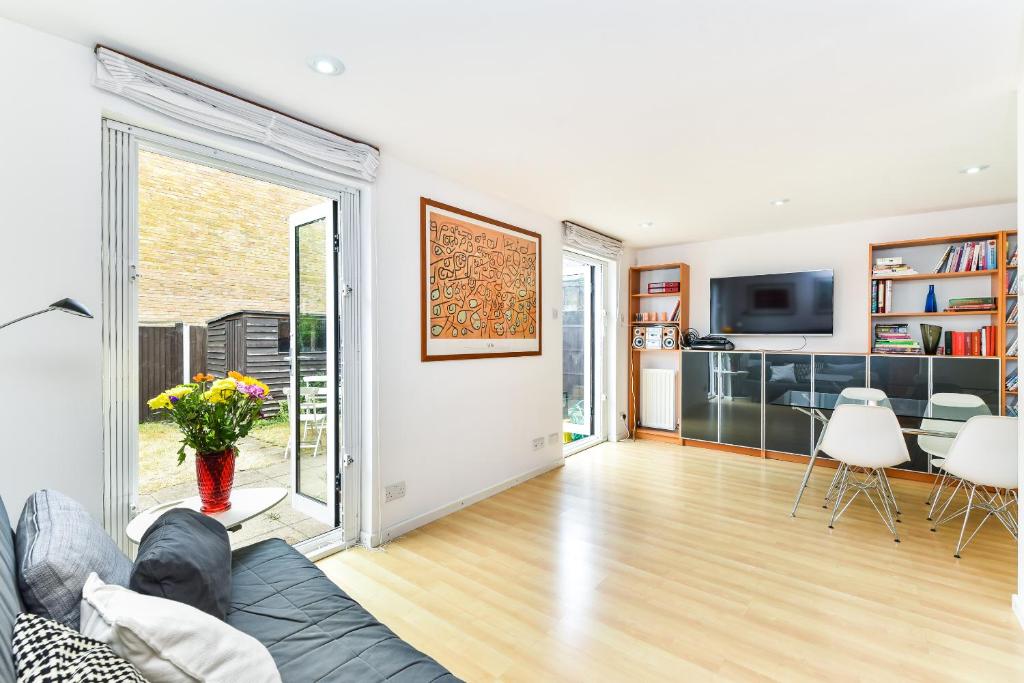 Modern 4 bedroom terraced house by the Thames!