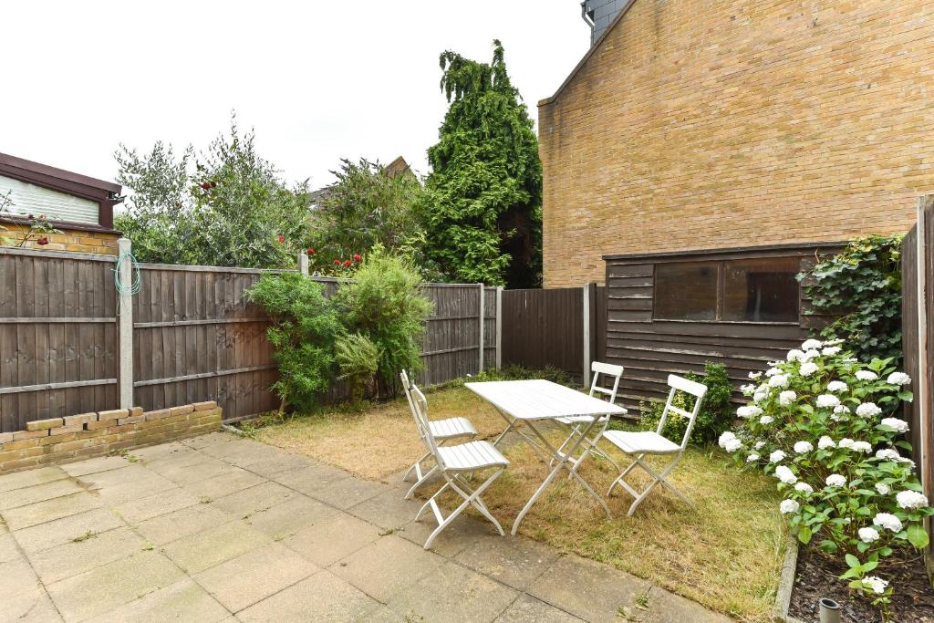 Modern 4 bedroom terraced house by the Thames!