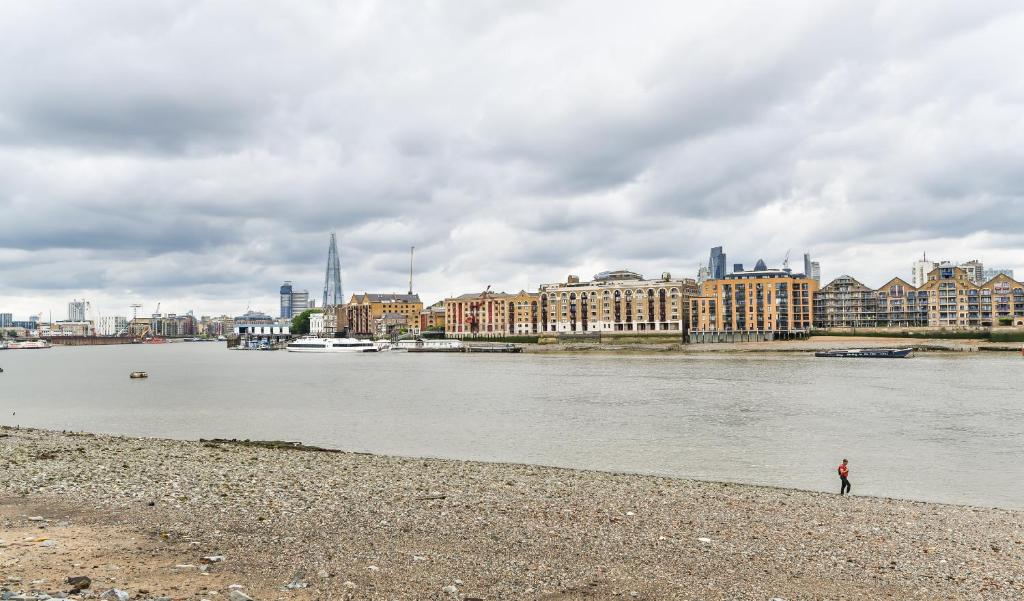 Modern 4 bedroom terraced house by the Thames!