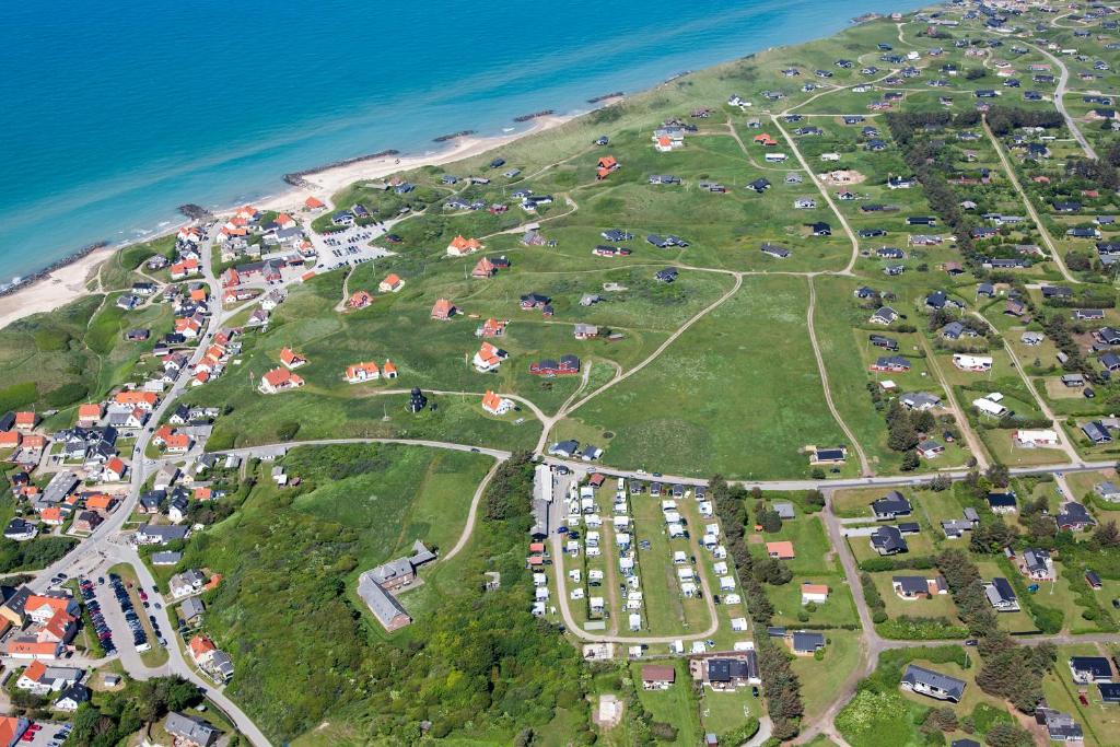 z powietrza widok na wyspę nad oceanem w obiekcie Lønstrup Camping Cottages & Rooms w mieście Lønstrup