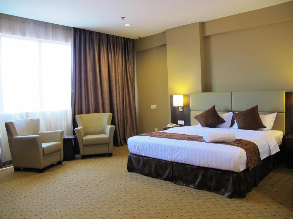 Postel nebo postele na pokoji v ubytování Lintas View Hotel