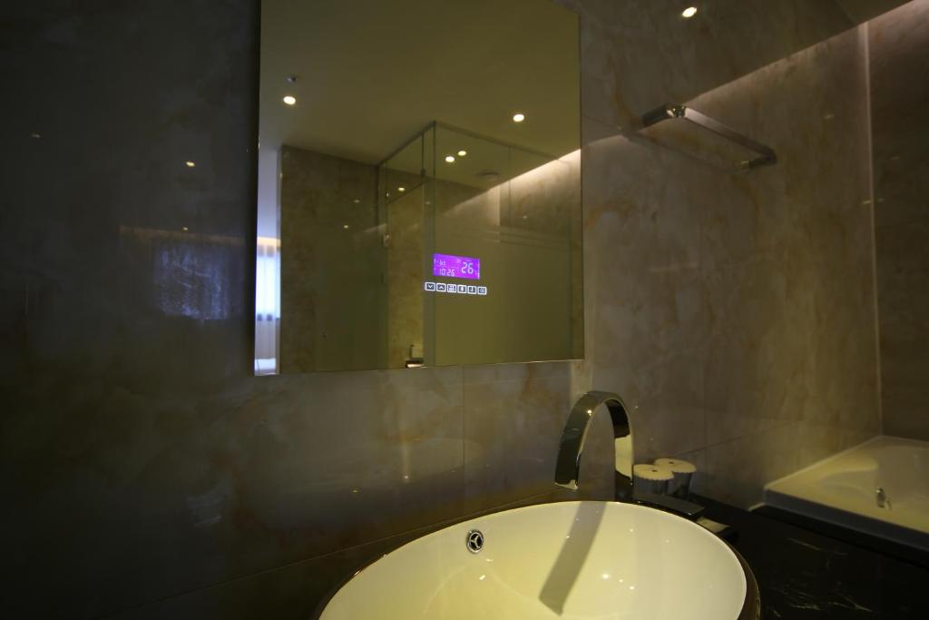 Koupelna v ubytování First Hotel