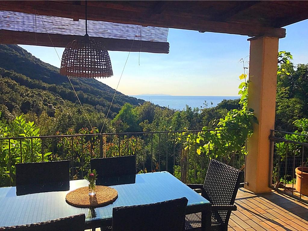 NisportoにあるVilletta ai Periの海の景色を望むデッキ(テーブル、椅子付)