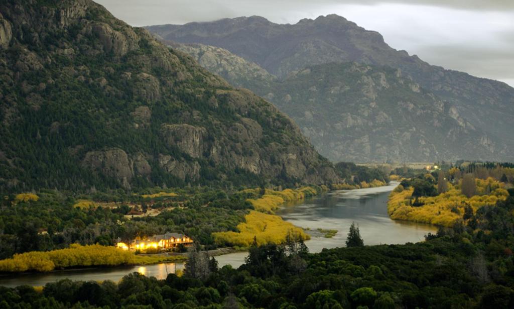 Una imagen general de la montaña o una montaña tomada desde el complejo de cabañas