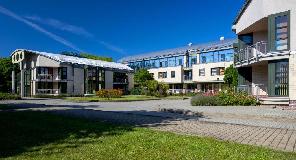 リュベナウにあるLEAG Konferenzcenter Schulungs- und Tagungshotel im Spreewaldの大学の一列