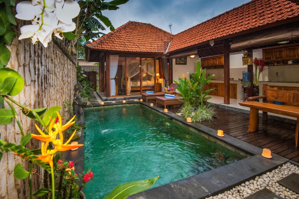 a small swimming pool in front of a villa at Naja Private Villa in Ubud