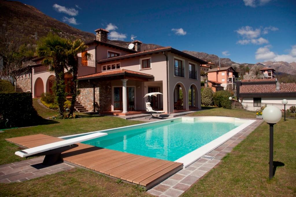 a house with a swimming pool in front of a house at Villa Principessa in Cremia