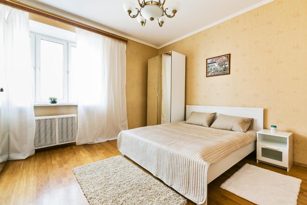 モスクワにあるGMApartments Tretyakovsky Galleryのベッドルーム(大型ベッド1台、窓付)