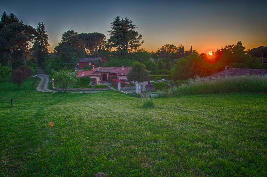 Východ nebo západ slunce při pohledu z bed and breakfast nebo okolí