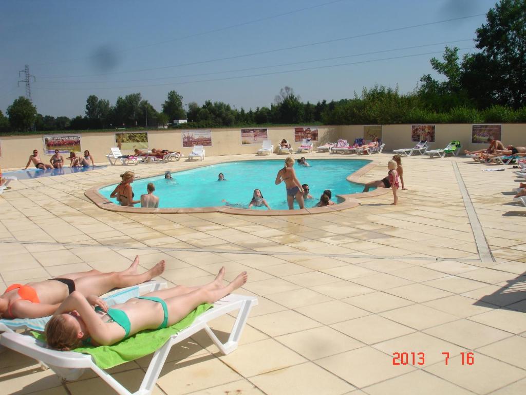 un grupo de personas en una piscina en Camping du RIED en Boofzheim