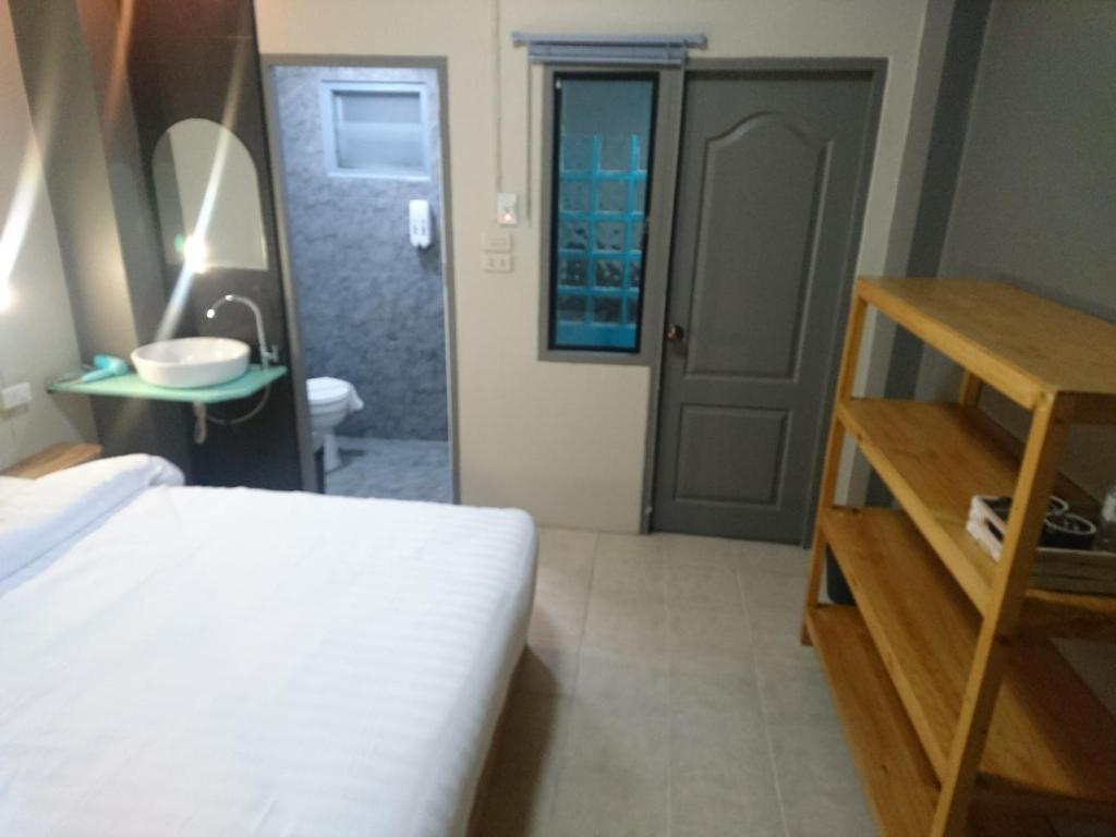 Thapae Gate Lodge - 8