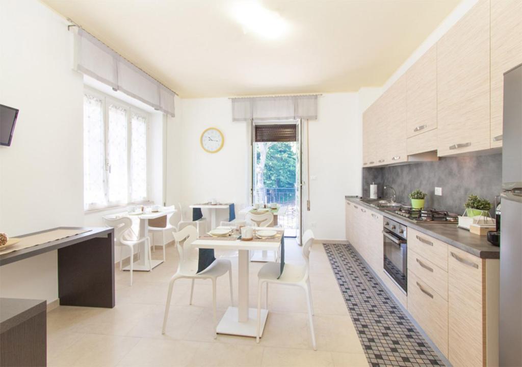 a kitchen with white cabinets and a table and chairs at Casa Vistaverde in Perano