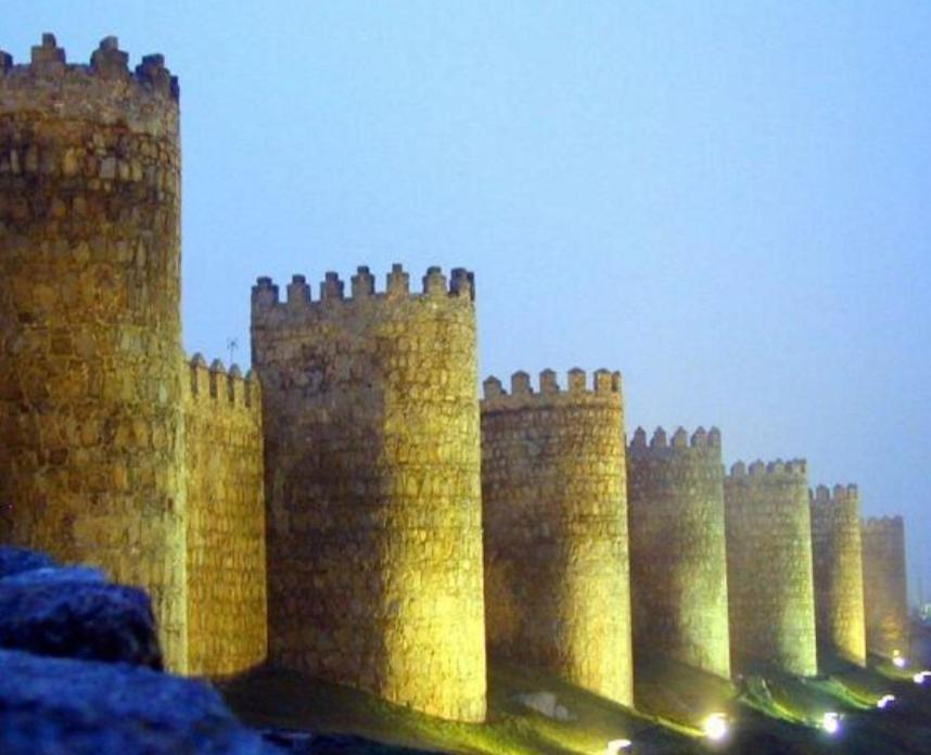 Una fila de castillos medievales por la noche en Casa Luz, en Ávila