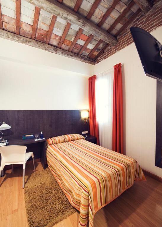 Posteľ alebo postele v izbe v ubytovaní Hotel Miramar Badalona