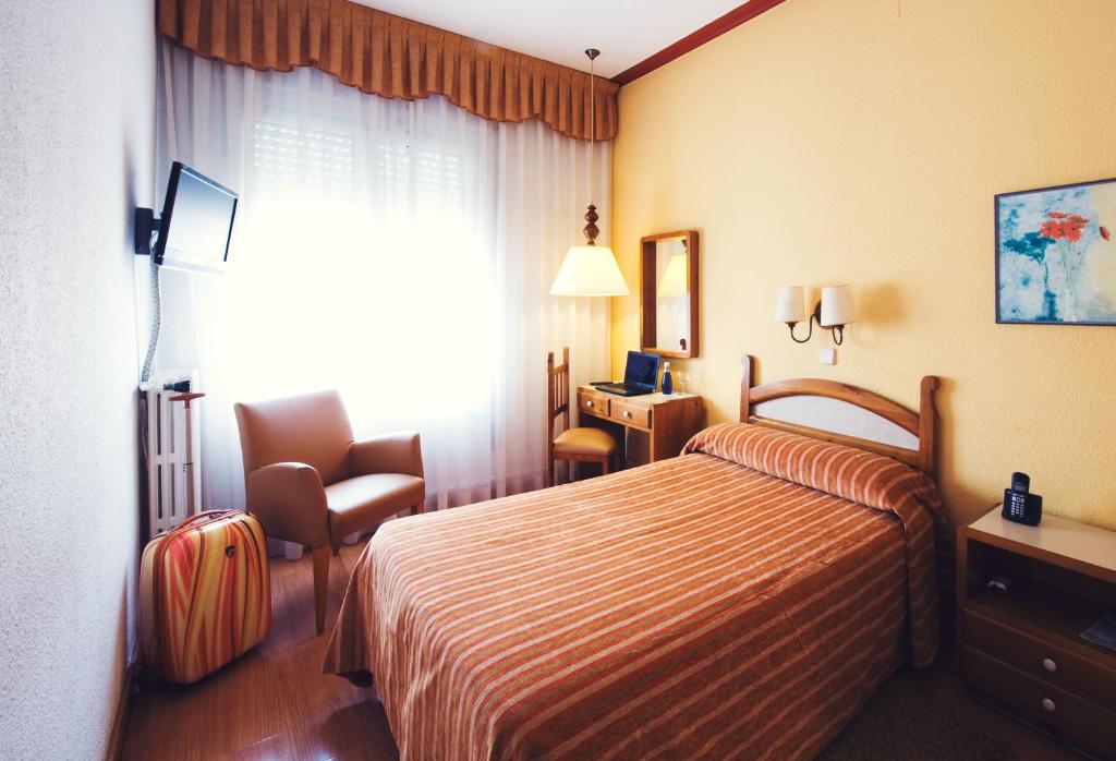 Posteľ alebo postele v izbe v ubytovaní Hotel Miramar Badalona