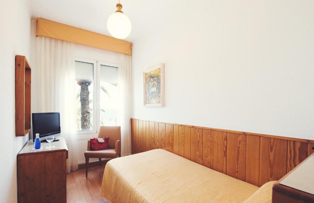 Televízia a/alebo spoločenská miestnosť v ubytovaní Hotel Miramar Badalona