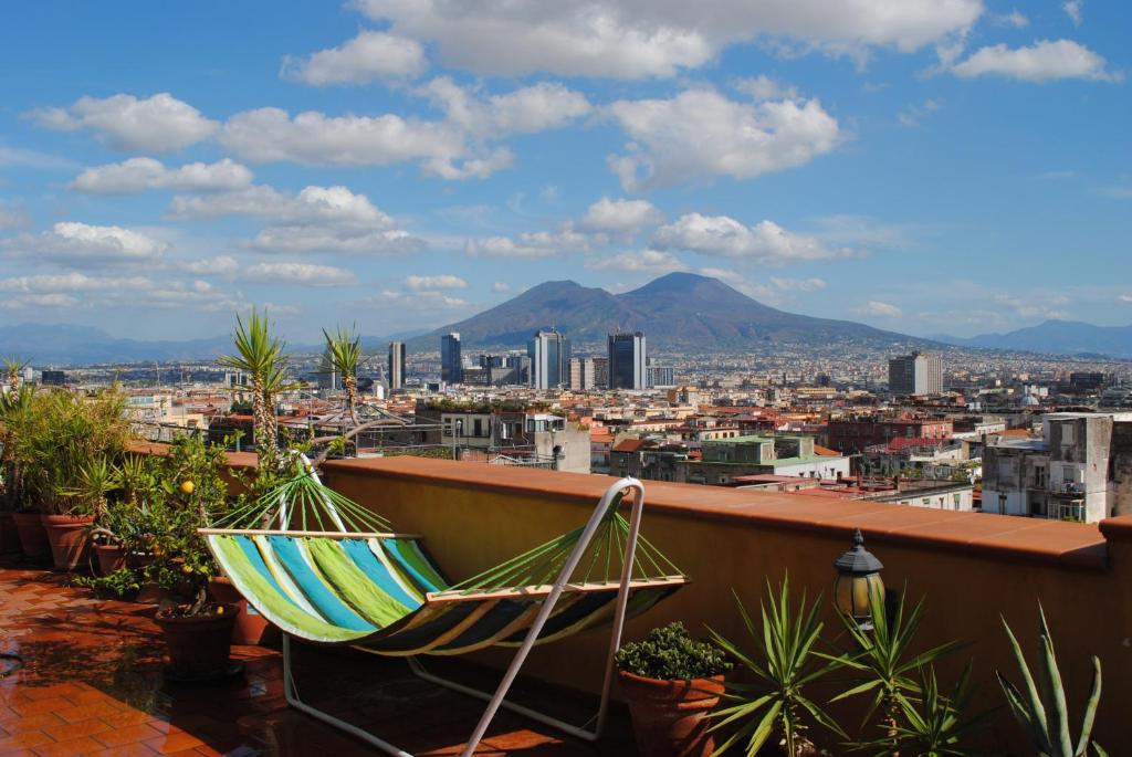 un balcone con amaca e vista sulla città di Miracoletti38 a Napoli