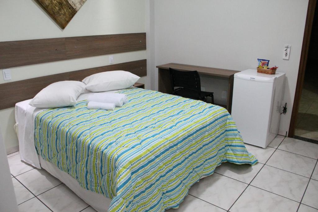 Hotel Soldera Inn في سيرتاوزينيو: غرفة نوم عليها سرير ووسادتين