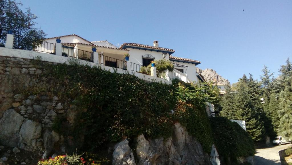 a house on top of a rock wall w obiekcie Don Claudio w mieście Grazalema