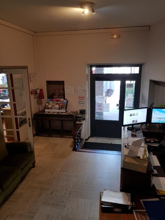 TV a/nebo společenská místnost v ubytování Hôtel-Restaurant Le Blueberry