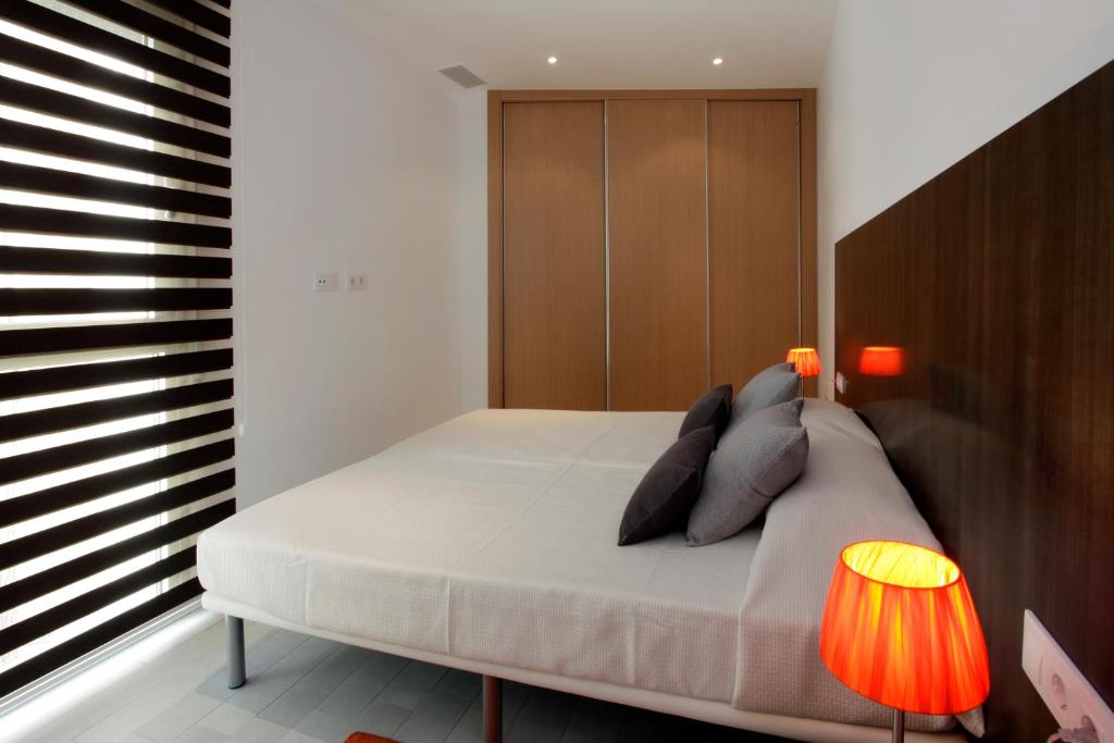 Posteľ alebo postele v izbe v ubytovaní Fisa Rentals Les Corts Apartments